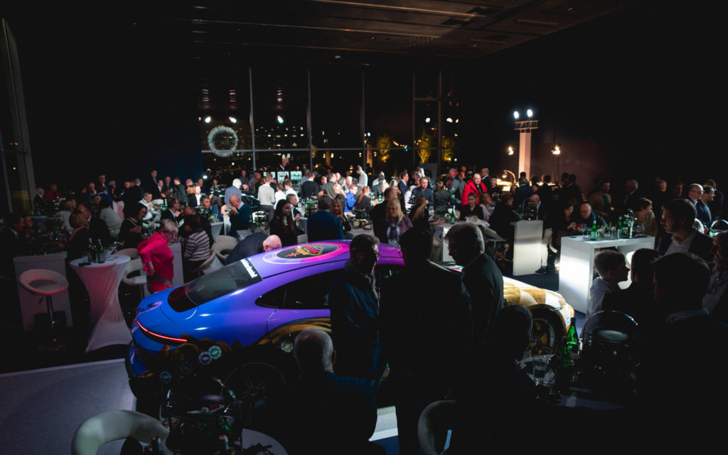 Premiere Porsche Taycan Beklebung