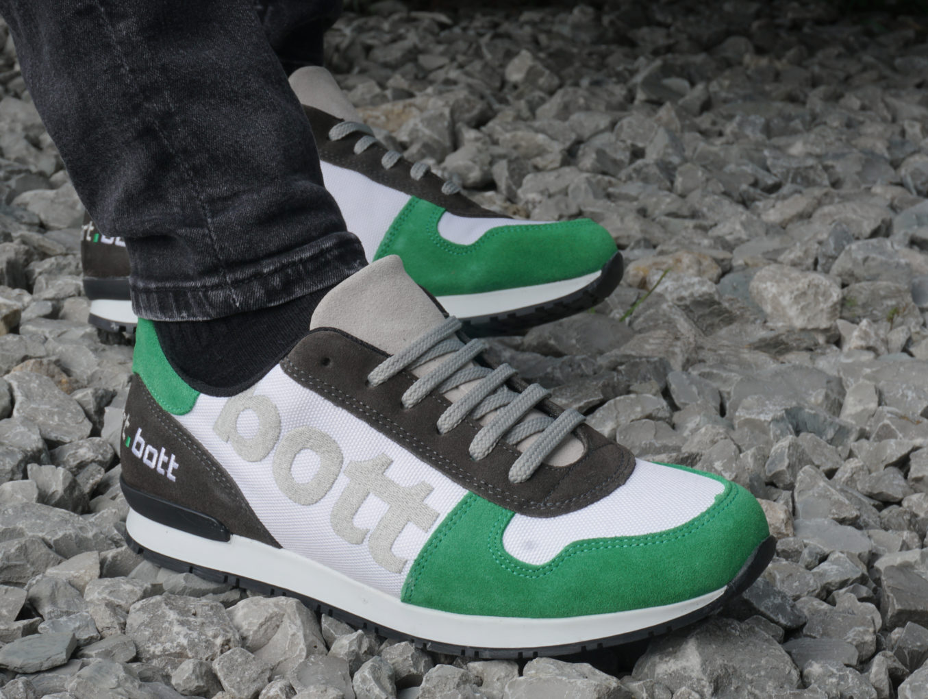 Sportschuhe mit n logo online
