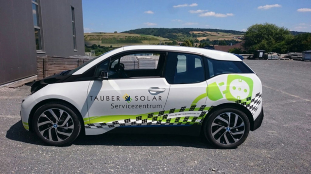 elektro fahrzeug mit nachhaltiger Folie
